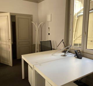 Bureau privé 32 m² 6 postes Coworking Rue des Remparts d'Ainay Lyon 69002 - photo 8